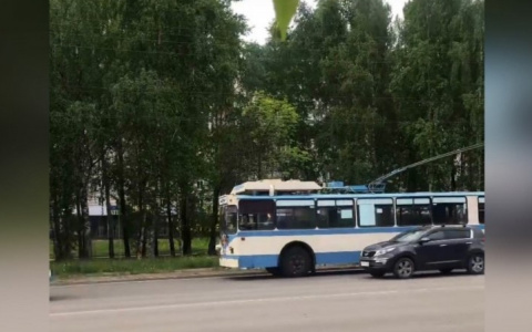 Очевидцы: утром в Кирове снова загорелся троллейбус