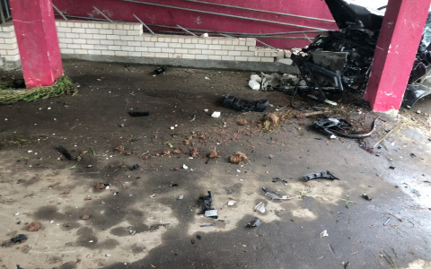 В Кировской области иномарка протаранила жилой дом и снесла крыльцо