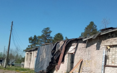 Очевидцы сняли на видео, как мощный ураган сносит кровлю здания в Кировской области