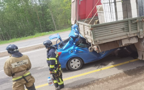 Легковая машина залетела под грузовик на Советском тракте