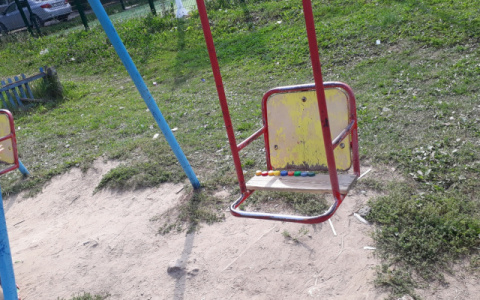 В Кирове 10-месячный ребенок сломал бедро, упав с качелей