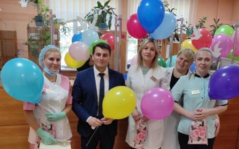 Главный врач больницы №5  поздравил юных пациентов с праздником