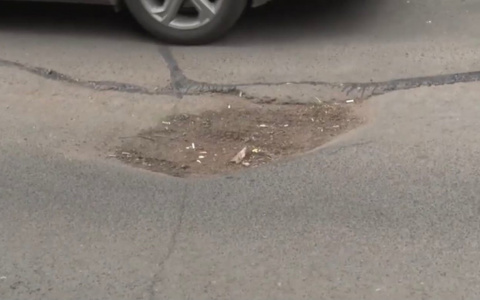 На дороге в центре Кирова образовался провал