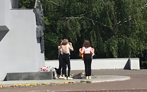 В Кирове школьницы сушили одежду у Вечного огня: девочек ищет полиция