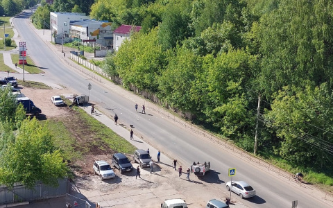 В Кирове на улице Заводской случилось жесткое ДТП: приехала реанимация
