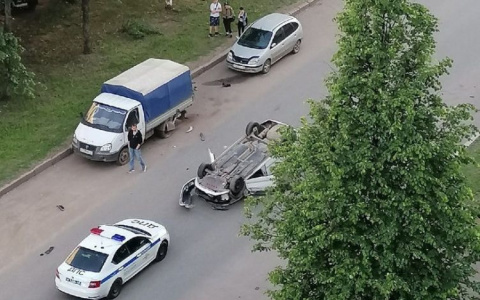 В Кирове перевернулась очередная иномарка: «В городе новый флешмоб?»