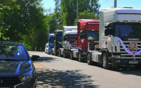 «Мы и в свадебное путешествие поедем на тягаче»: известны подробности необычного торжества в Кировской области