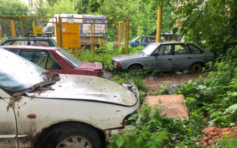 В охранной зоне газораспределительного пункта кировчане устроили автомастерскую