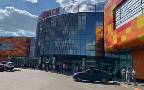 Очевидцы: из нового ТРЦ «Макси» на Луганской в Кирове эвакуируют людей