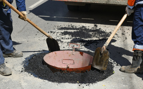В Кирове устанавливают «плавающие люки»