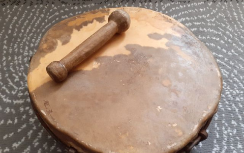 Карточки с супергероями за 1 млн и «Свадебный бубен» за 2 млн: что еще продают кировчане