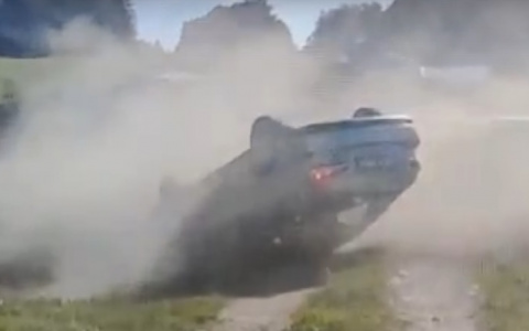 В Кировской области очевидцы сняли на видео перевернувшуюся во время движения иномарку