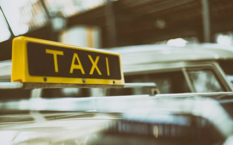 В Кировской области пассажир такси выбил ногой лобовое стекло автомобиля