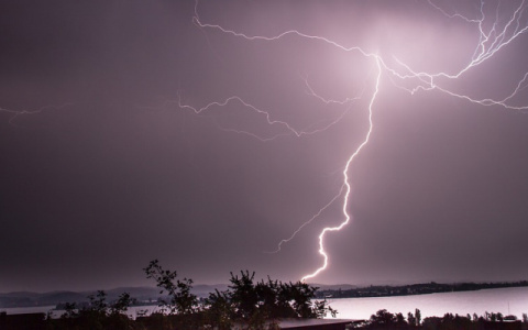 В Кировской области объявлено метеопредупреждение из-за грозы и сильного ветра