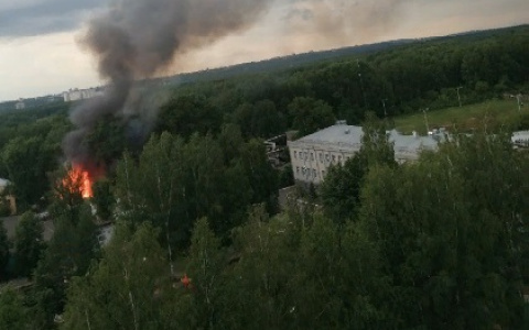 В Кирове бушует сильный пожар: на место ЧП выехали 5 пожарных автомобилей