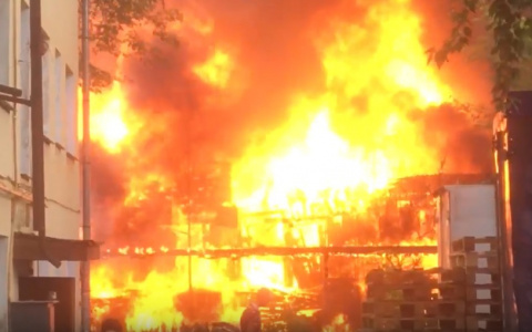 Что обсуждают в Кирове: сильный пожар в Коминтерне и видео жесткого ДТП в Кстинино