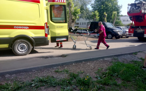 Утром в Кирове произошел пожар: из горящего дома госпитализировали мужчину