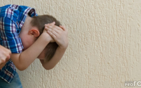 В Кирове мужчина три года бил своего сына: возбуждено уголовное дело