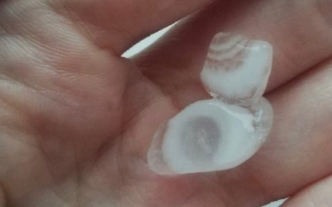 Жители Кирова заметили на улице крупный град необычной текстуры: подборка фото и видео