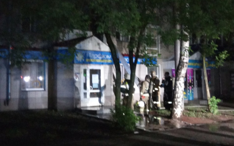 Крыльцо магазина косметики загорелось в центре Кирова