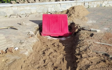 В Кирове на набережной Грина провалилась брусчатка