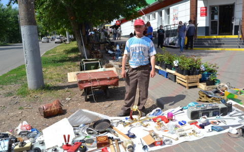 «Не торгую бельем и косметикой»: продавец кировского блошиного рынка о своей работе
