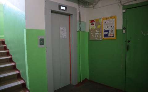 В Кирове жители многоэтажки боятся ездить на новых лифтах