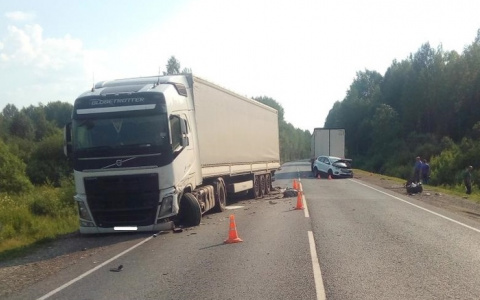 В Кировской области иномарка столкнулась с грузовиком: два человека в больнице