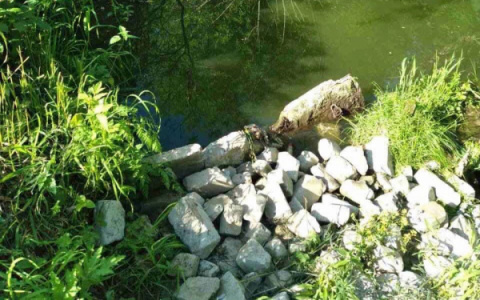 В Кирове завалили кирпичами русло реки Чахловицы: зафиксирован подъем воды