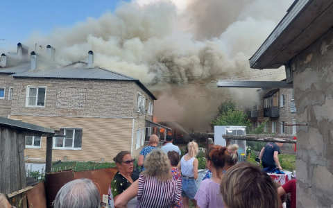 Огонь с хозпостроек перекинулся на жилые дома: в Нолинске произошел крупный пожар