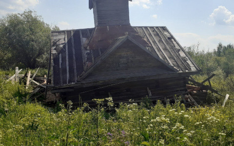 В Кировской области обрушилась уникальная деревянная часовня
