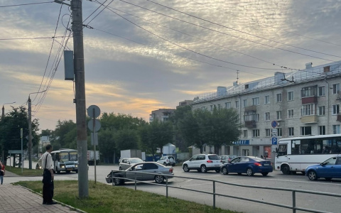 У «Дома обуви» столкнулись авто: легковушки получили серьезные повреждения