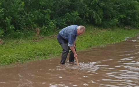 В Кирове жители вынуждены своими силами чистить городскую ливневку