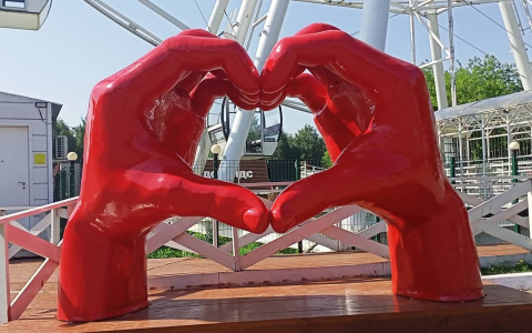 В Кирове новый арт-объект «красные руки любят тебя» вызвал неоднозначную реакцию жителей