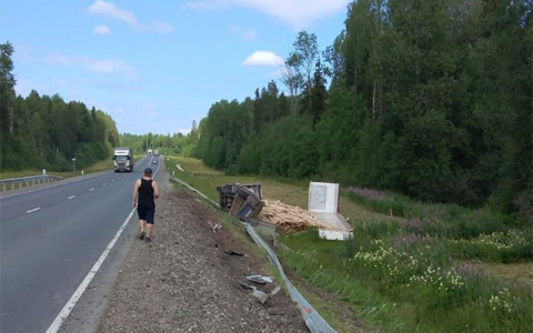 Лопнуло колесо, фура упала на бок: авария произошла в Афанасьевском районе