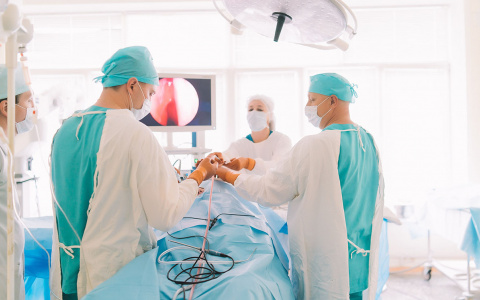 Кировские врачи удалили женщине опухоль без единого разреза