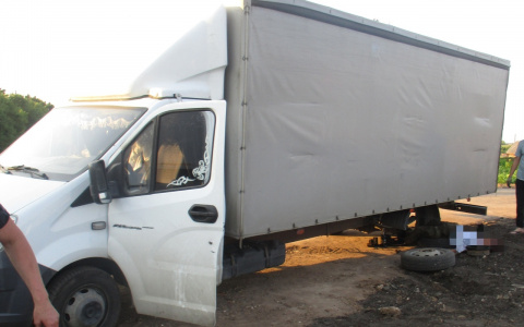 На трассе в Кировской области водителя зажало грузовиком