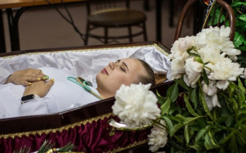 «Крест и венки я взяла напрокат»: 23-летняя котельничанка отметила день рождения в гробу