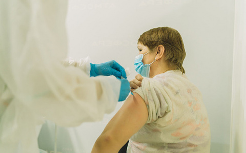 В центре Кирова продолжают работать пункты вакцинации от коронавируса