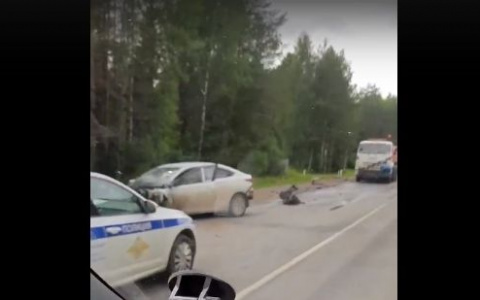 Столкновение иномарки и грузовика создало километровую пробку на трассе Кировской области