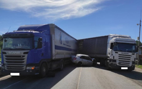 На трассе в Кировской области две Scania зажали «Ладу»: есть пострадавшие