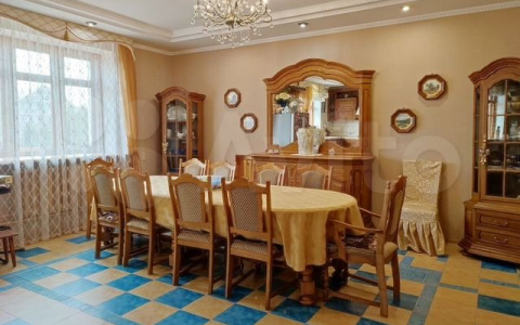 В Кирове продается 4-этажный дом с бассейном и зимним садом