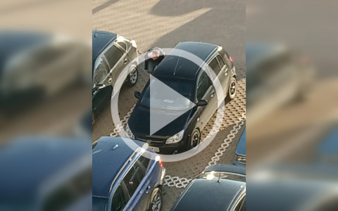 В Кирове на стоянке мужчина проколол шины и разбил фару машины