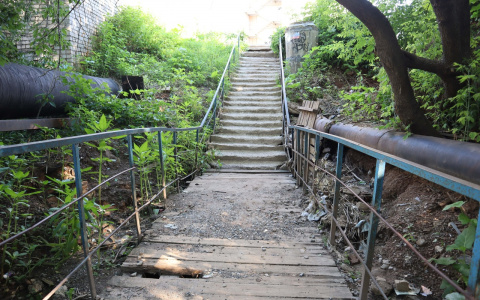 «Ступеньки раскрошились, повсюду торчит арматура»: активисты ОНФ около  года добиваются ремонта моста