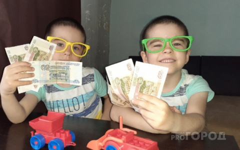 Названа дата начисления 10 тысяч рублей родителям школьников