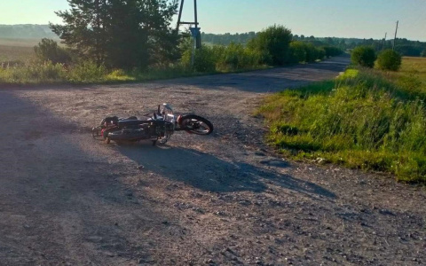 На трассе в Кировской области мужчина разбился на мопеде