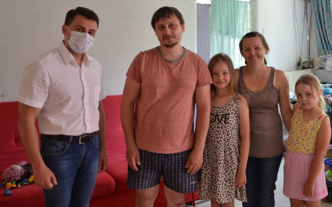 Главврач кировской городской больницы № 5  встретился с многодетной семьей