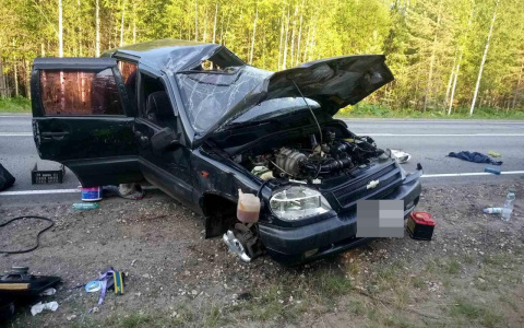 На Советском тракте перевернулась Chevrolet Niva: два человека в больнице