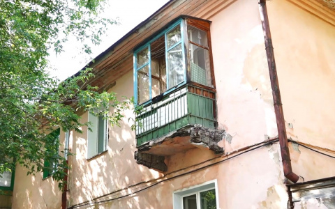 «‎Мой балкон может убить прохожих»: кировчанин о состоянии дома в центре города