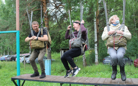 Кировчанка совершила первый прыжок с парашютом в 72 года: видео